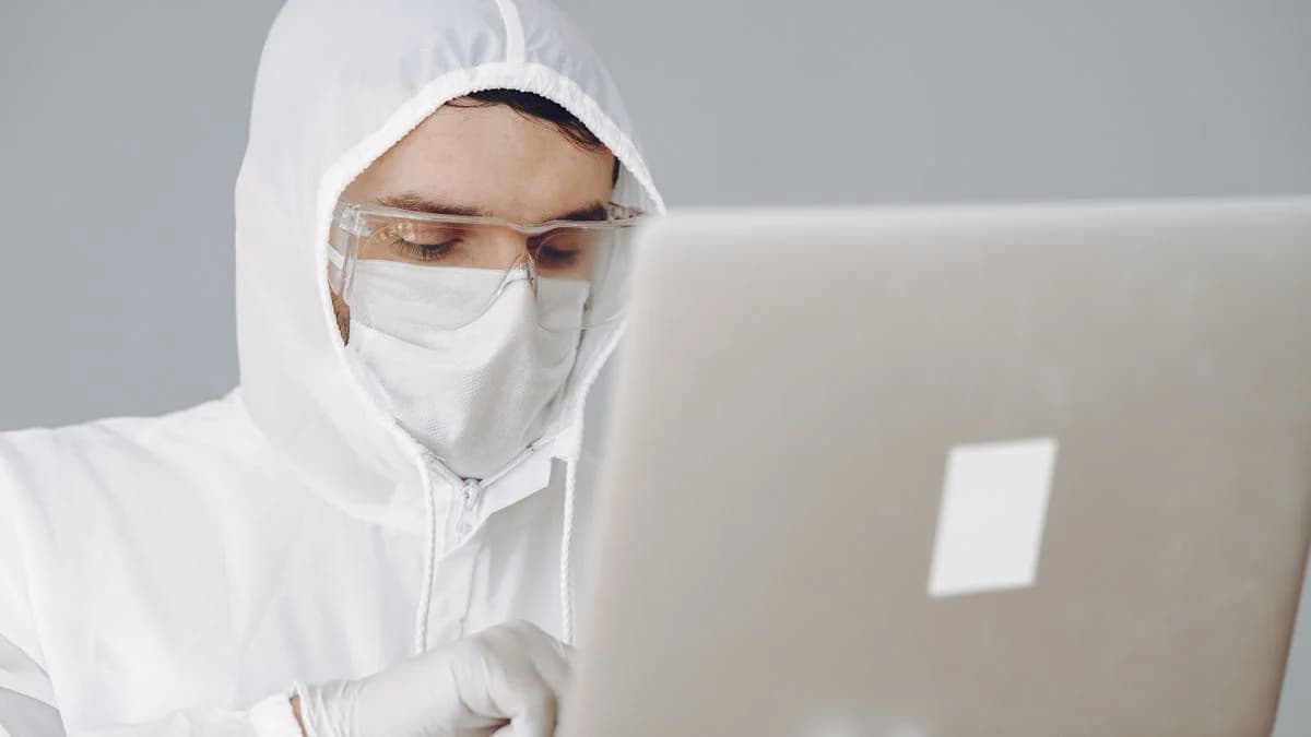Пока меняется подрядчик, боты собирают контакты через ваш сайт